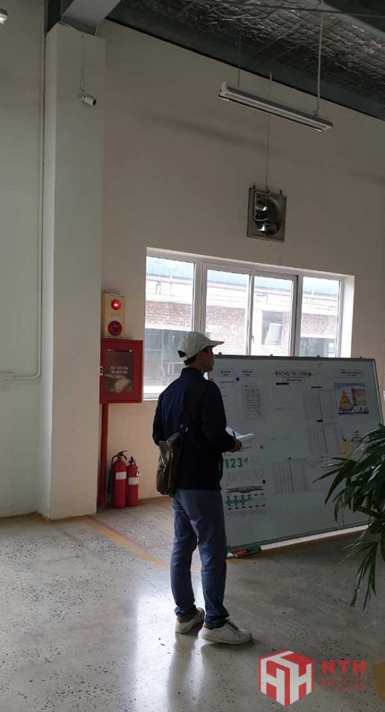 Kỹ thuật đang kiểm tra, ghi chép lại hiện trạng hoạt động của thiết bị, đảm bảo rà soát toàn diện hệ thống, đưa hệ thống hoạt động ổn định.