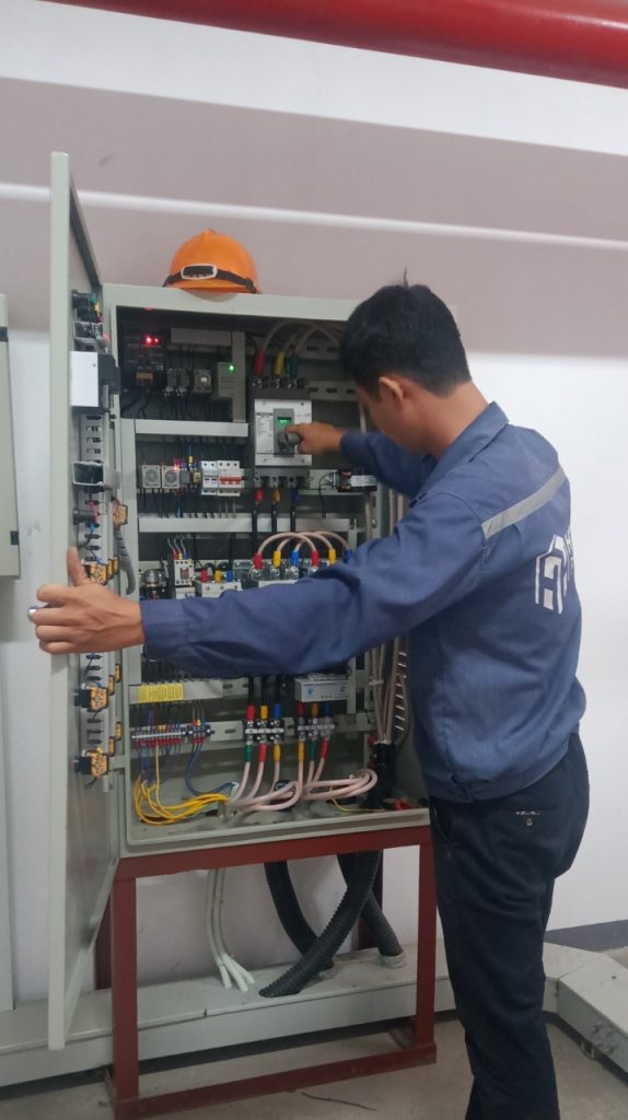 Kiểm tra định kỳ nhằm xác nhận chức năng của hệ thống phòng cháy chữa cháy. Các bài kiểm tra được thực hiện bằng cách vận hành từng thành phần của hệ thống để đảm bảo nó hoạt động theo yêu cầu trong trường hợp xảy ra sự kiện khẩn cấp thực tế. Một ví dụ đơn giản của loại thử nghiệm này là kéo cần của mỗi Trạm kéo báo cháy bằng tay để đảm bảo nó hoạt động như dự định và bắt đầu tình trạng báo động cần thiết.