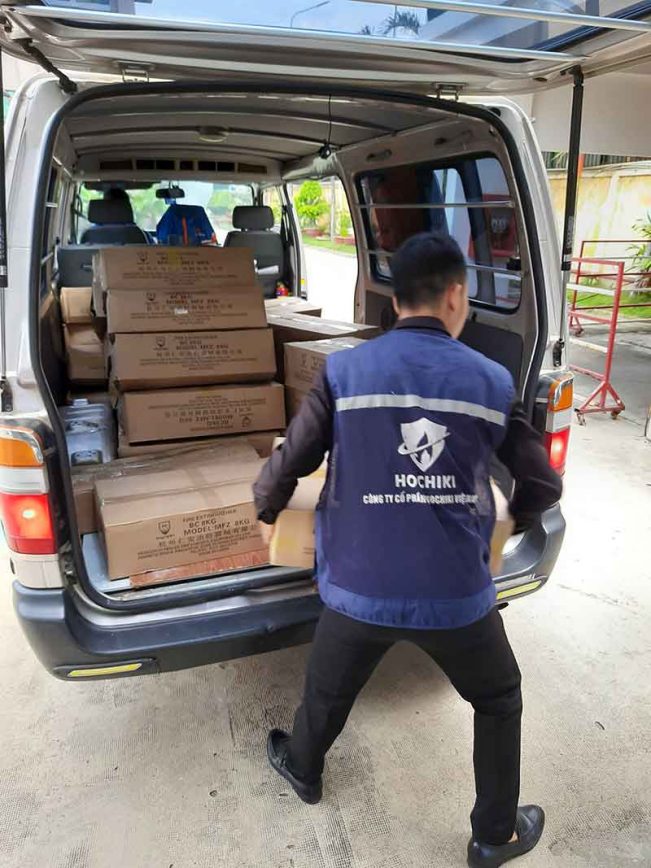Nhân viên kỹ thuật của Hochiki Việt Nam đang bốc hàng